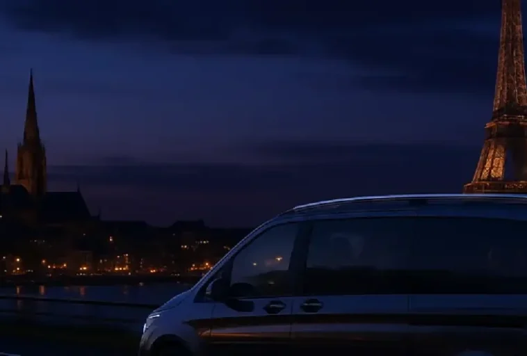 Минивэн на фоне европейских городов