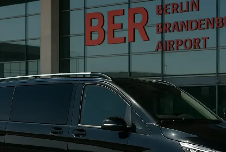 Monovolumen negro frente a la terminal del aeropuerto Berlín-Brandeburgo (BER)