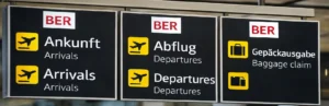 Навигационные указатели в аэропорту Берлин-Бранденбург (BER) с направлениями Прилет, Вылет и Получение багажа