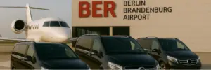 Trois Vans pour délégations d’affaires devant le terminal de l’aéroport Berlin-Brandebourg (BER)