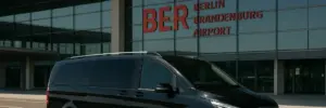 Van noir devant le terminal de l’aéroport Berlin-Brandebourg (BER)