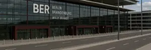 Fassade des Terminals des Flughafens Berlin Brandenburg (BER) Willy Brandt, zentraler Treffpunkt für Transfers in Berlin